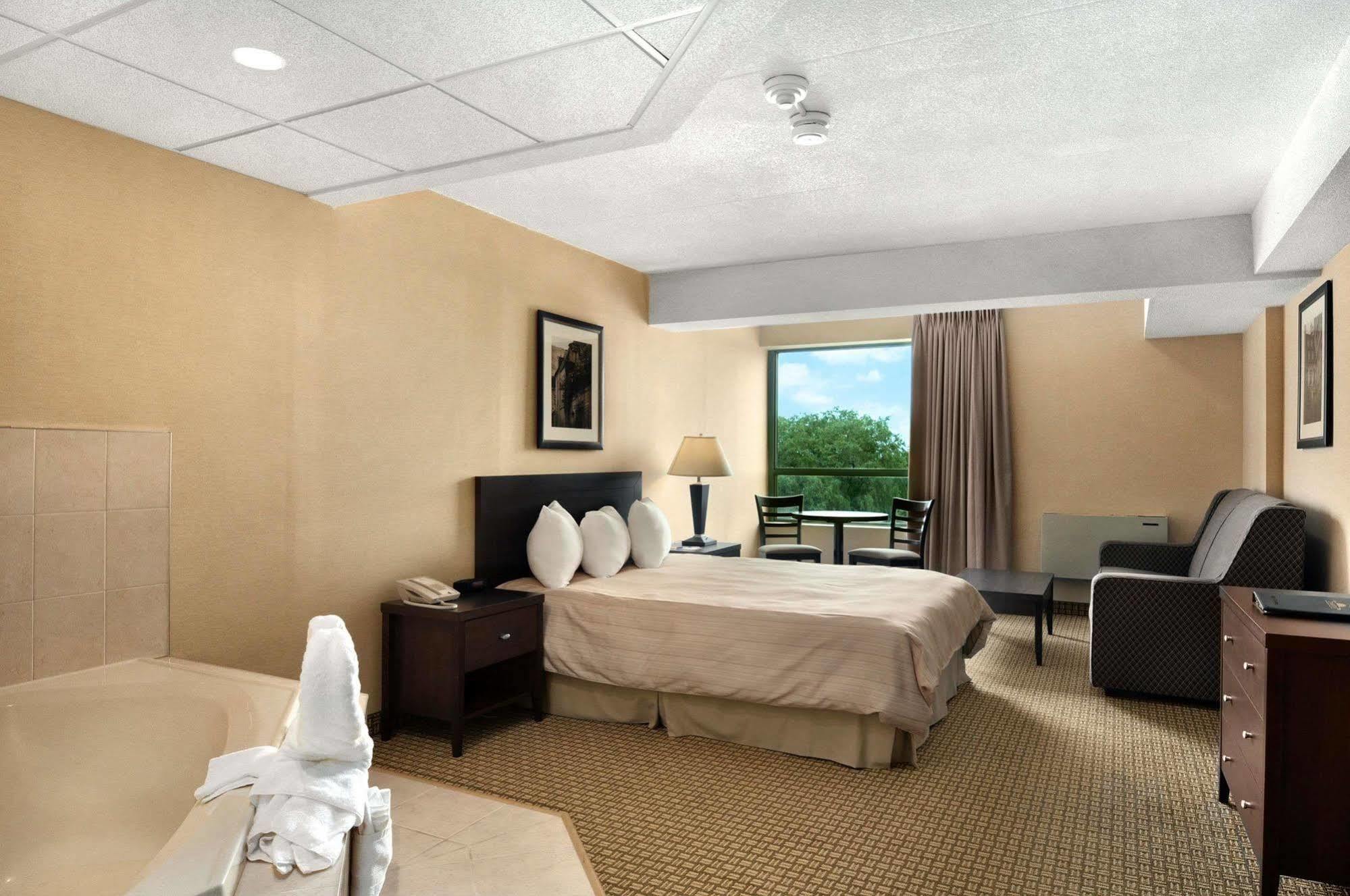 Days Inn By Wyndham Niagara Falls Lundys Lane Cataratas do Niágara Exterior foto